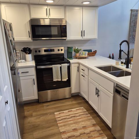 9008 S Pointe Ridge Lane, Bloomington, IN 47401