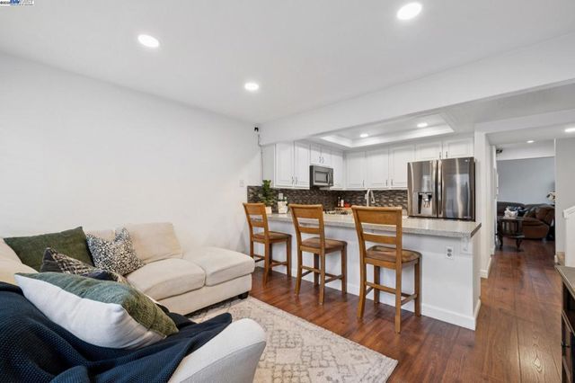 510 Lagunaria Lane, Alameda, CA 94502