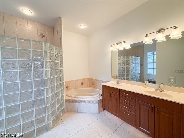 4388 Pomarine CT, Naples, FL 34119