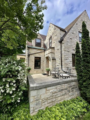 5552 N Berkeley BOULEVARD, Whitefish Bay, WI 53217
