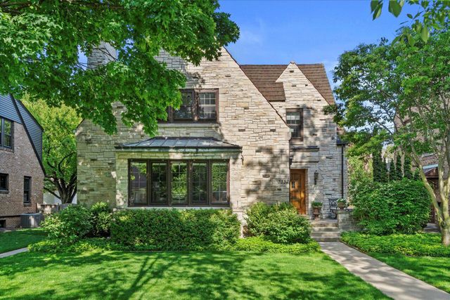 5552 N Berkeley BOULEVARD, Whitefish Bay, WI 53217