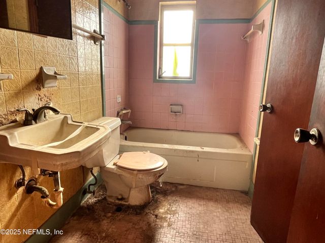 2111 SUNRISE Drive, Jacksonville, FL 32246