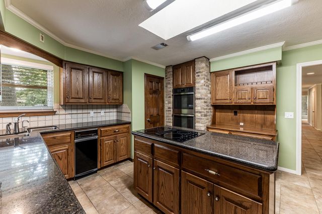 104 Oakview Circle, Huntsville, TX 77340