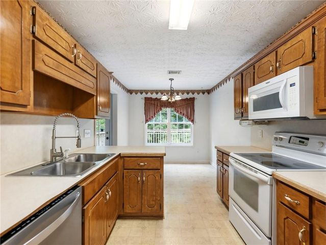 212 Cobblestone Lane, Mcdonough, GA 30252
