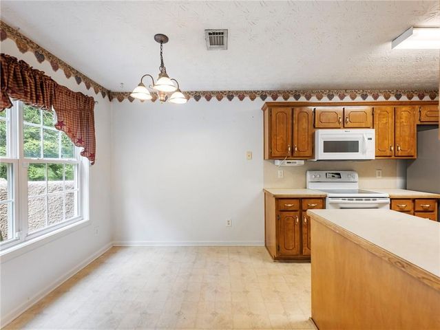 212 Cobblestone Lane, Mcdonough, GA 30252
