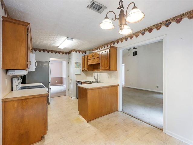 212 Cobblestone Lane, Mcdonough, GA 30252