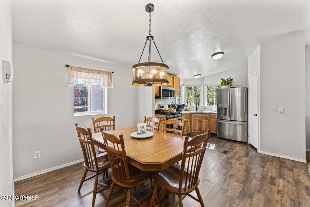 Image 10 of property listing at 480 FREEDOM Lane, Show Low, AZ 85901