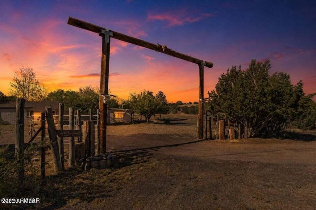 Image 2 of property listing at 480 FREEDOM Lane, Show Low, AZ 85901