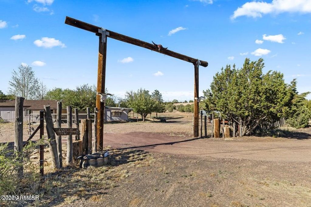Image 4 of property listing at 480 FREEDOM Lane, Show Low, AZ 85901