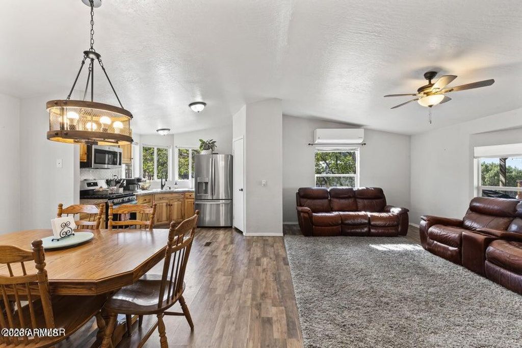 Image 9 of property listing at 480 FREEDOM Lane, Show Low, AZ 85901