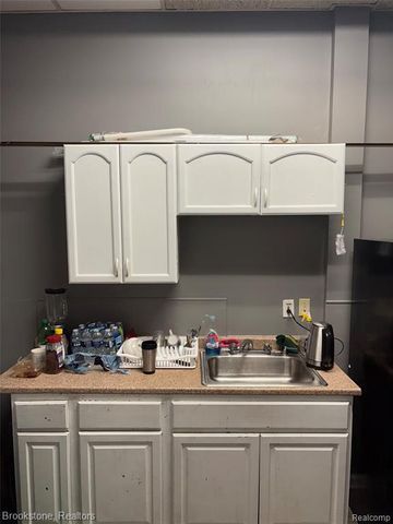 23059 Woodward Avenue, Ferndale, MI 48220