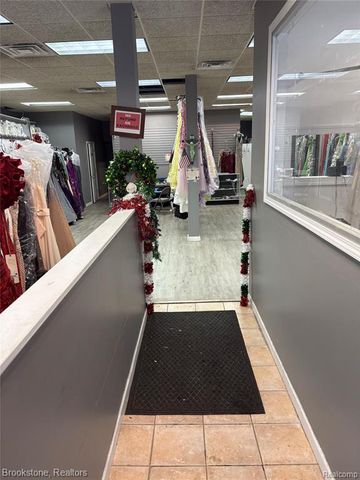 23059 Woodward Avenue, Ferndale, MI 48220