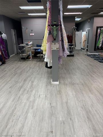 23059 Woodward Avenue, Ferndale, MI 48220