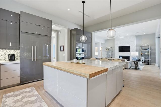 725 Harbour DR, Naples, FL 34103