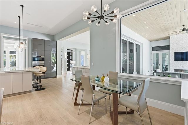 725 Harbour DR, Naples, FL 34103