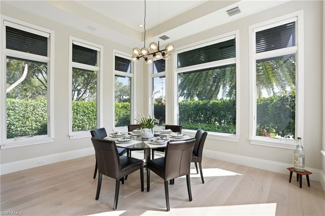 725 Harbour DR, Naples, FL 34103