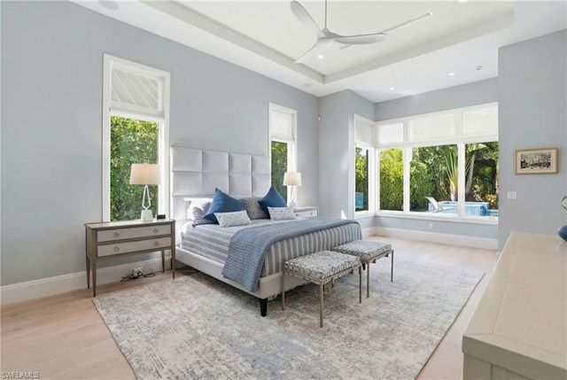 725 Harbour DR, Naples, FL 34103