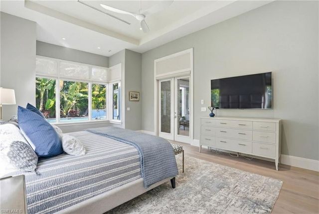 725 Harbour DR, Naples, FL 34103