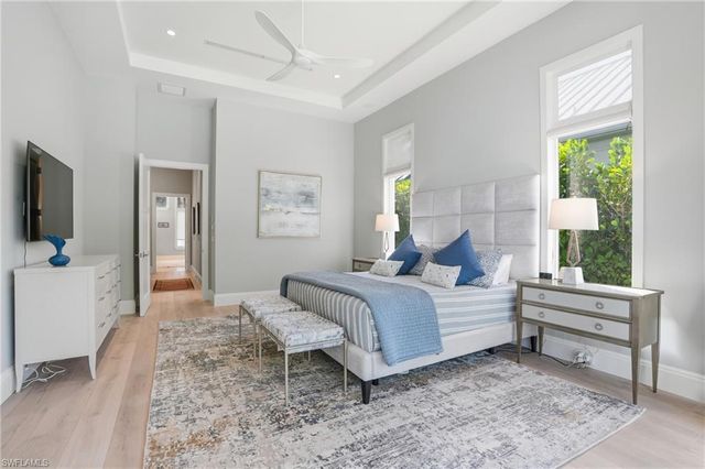 725 Harbour DR, Naples, FL 34103