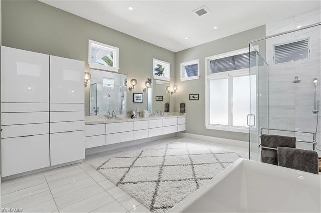 725 Harbour DR, Naples, FL 34103