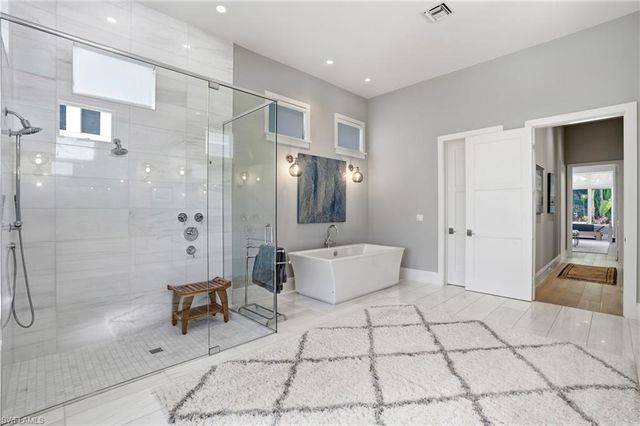 725 Harbour DR, Naples, FL 34103