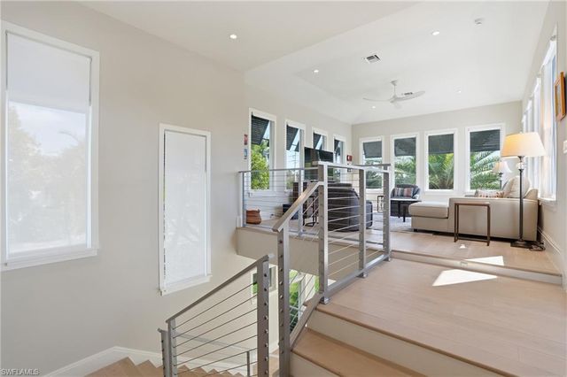 725 Harbour DR, Naples, FL 34103