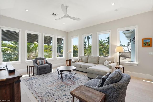 725 Harbour DR, Naples, FL 34103