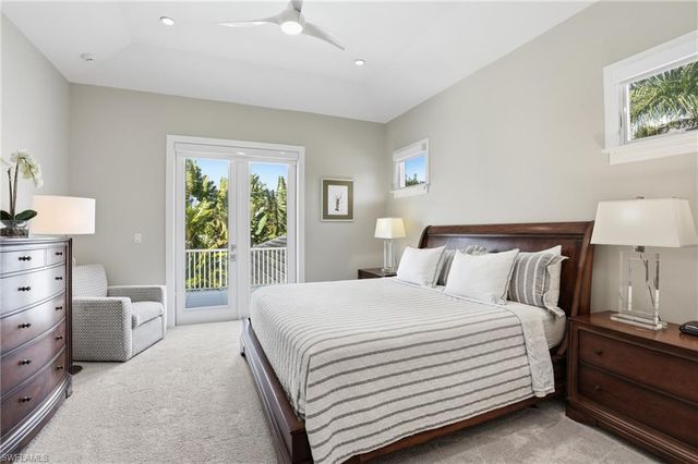 725 Harbour DR, Naples, FL 34103