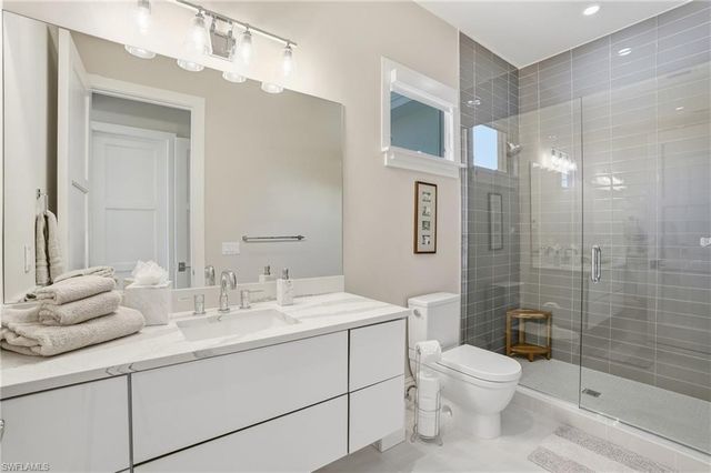 725 Harbour DR, Naples, FL 34103