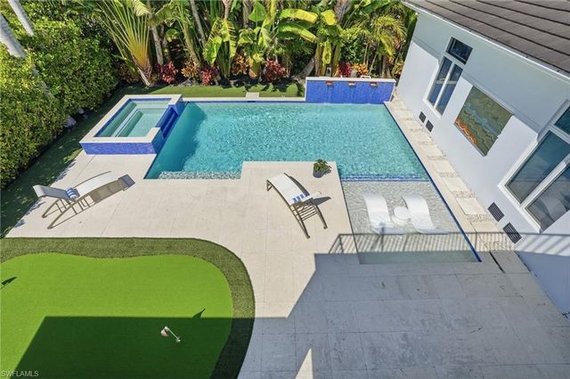 725 Harbour DR, Naples, FL 34103