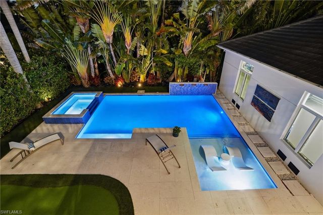 725 Harbour DR, Naples, FL 34103