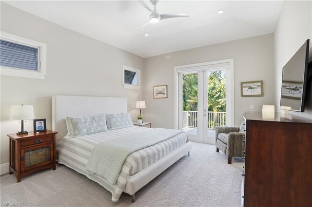 725 Harbour DR, Naples, FL 34103