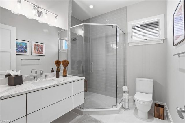 725 Harbour DR, Naples, FL 34103