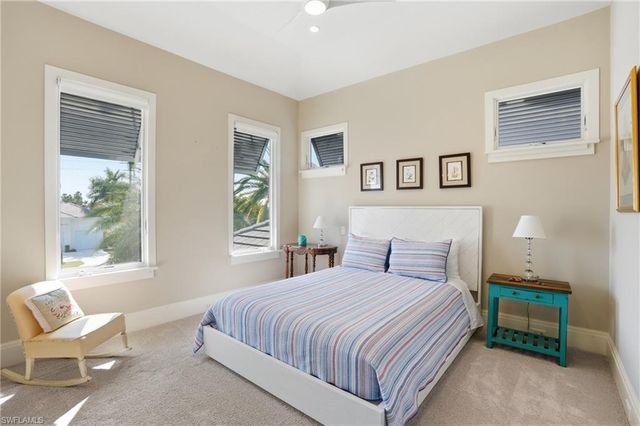 725 Harbour DR, Naples, FL 34103