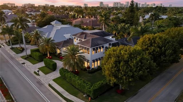 725 Harbour DR, Naples, FL 34103