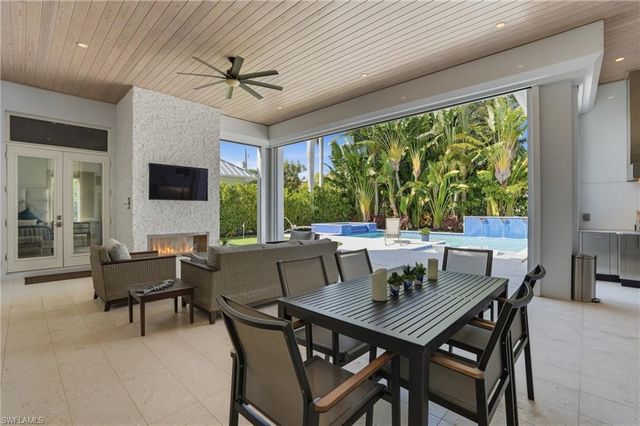 725 Harbour DR, Naples, FL 34103