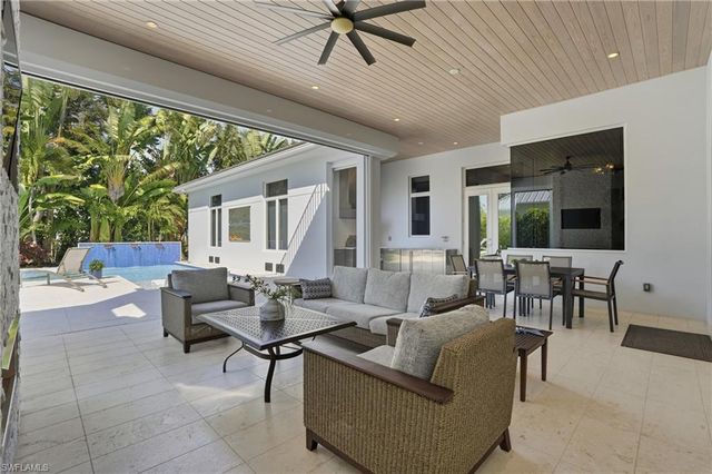 725 Harbour DR, Naples, FL 34103