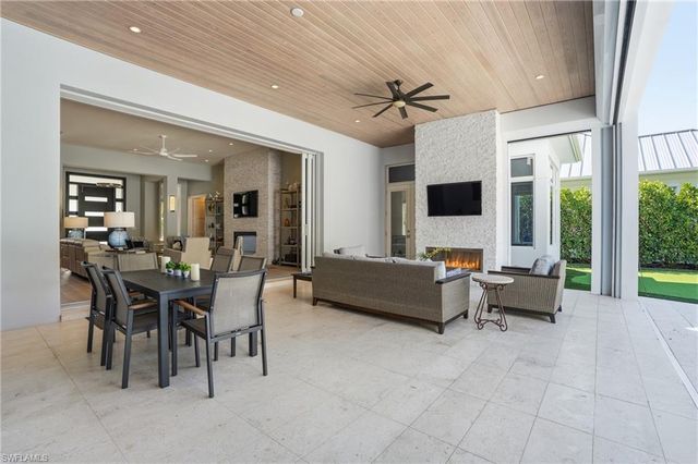 725 Harbour DR, Naples, FL 34103