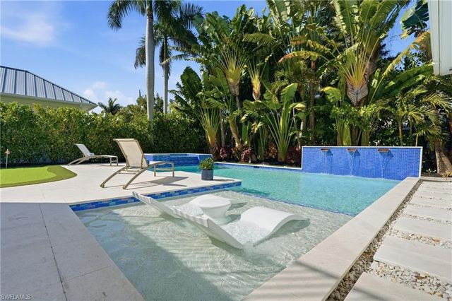 725 Harbour DR, Naples, FL 34103