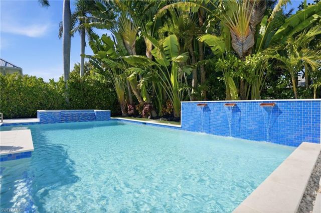 725 Harbour DR, Naples, FL 34103