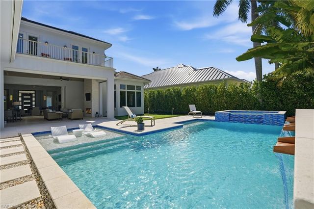 725 Harbour DR, Naples, FL 34103