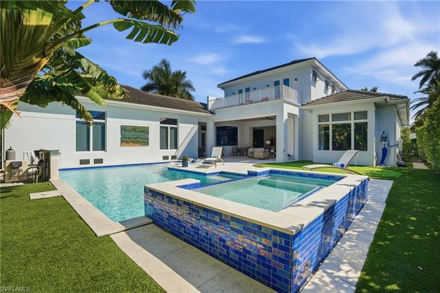 725 Harbour DR, Naples, FL 34103