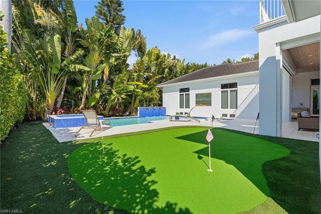 725 Harbour DR, Naples, FL 34103