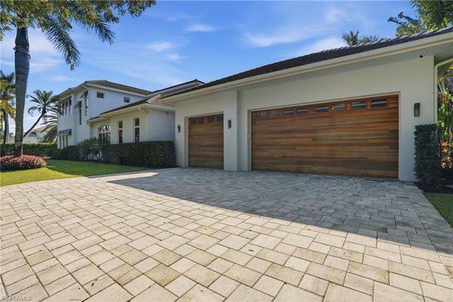 725 Harbour DR, Naples, FL 34103