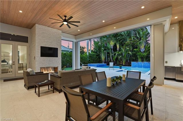 725 Harbour DR, Naples, FL 34103