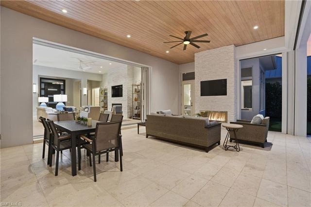 725 Harbour DR, Naples, FL 34103