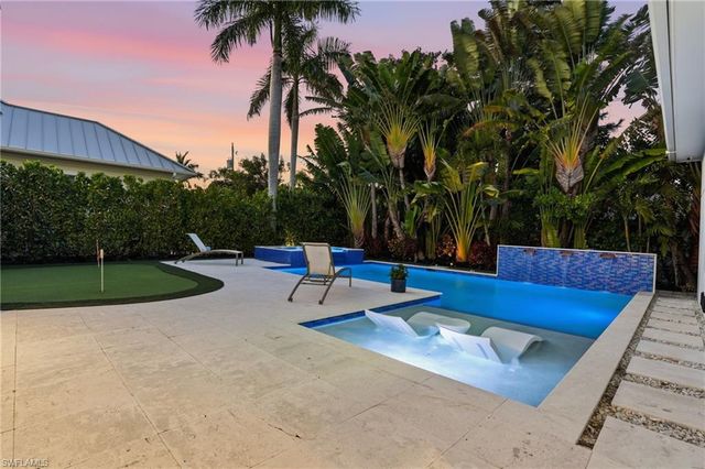 725 Harbour DR, Naples, FL 34103