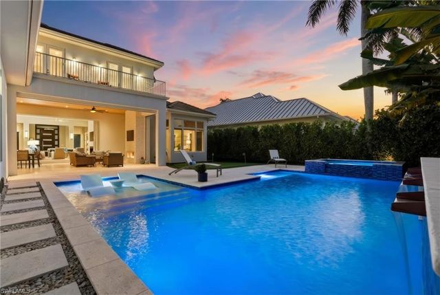 725 Harbour DR, Naples, FL 34103