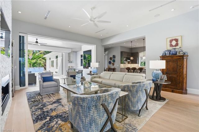 725 Harbour DR, Naples, FL 34103