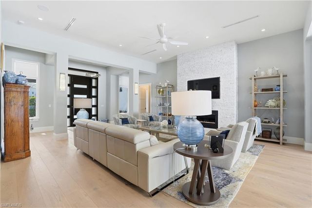 725 Harbour DR, Naples, FL 34103